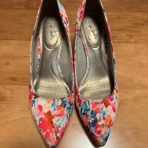 Life Stride Soft System Pink Colorful Floral Women's Pumps, Size 7.5